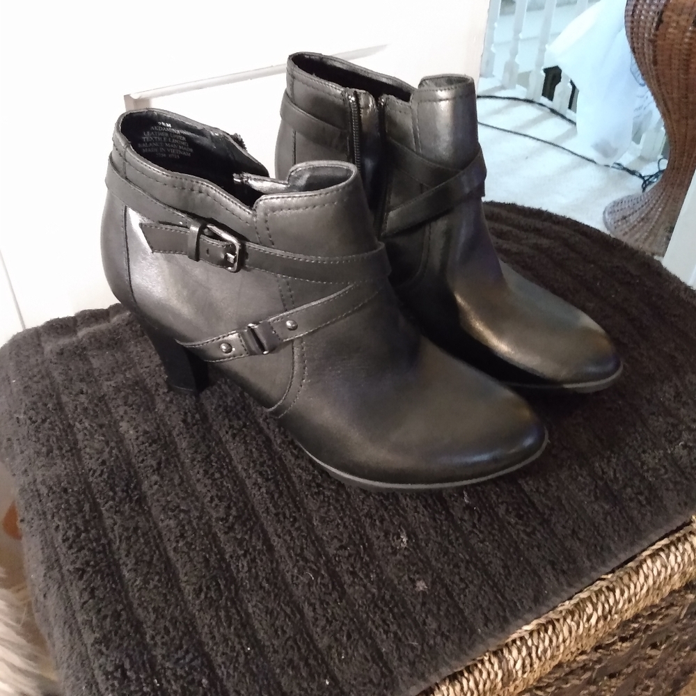 Boots - Picture 3 of 5